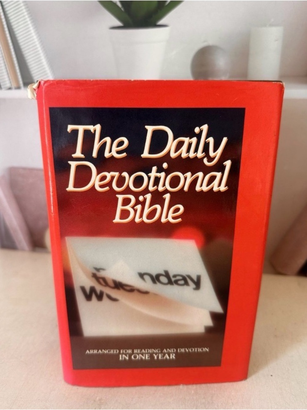 Thomas Nelson The Daily Devotional Bible 365 Daily Readings One Year
